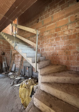 VILLETTA A SCHIERA DI TESTA CON GIARDINO AL GREZZO