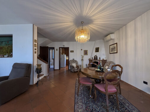 PORZIONE DI BIFAMILIARE CON GIARDINO E AMPIO PORTICATO