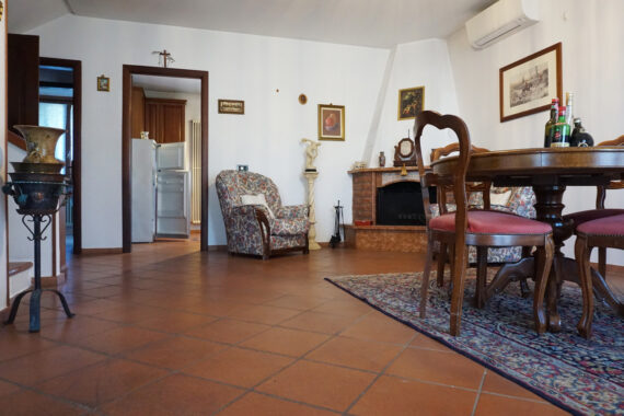 PORZIONE DI BIFAMILIARE CON GIARDINO E AMPIO PORTICATO