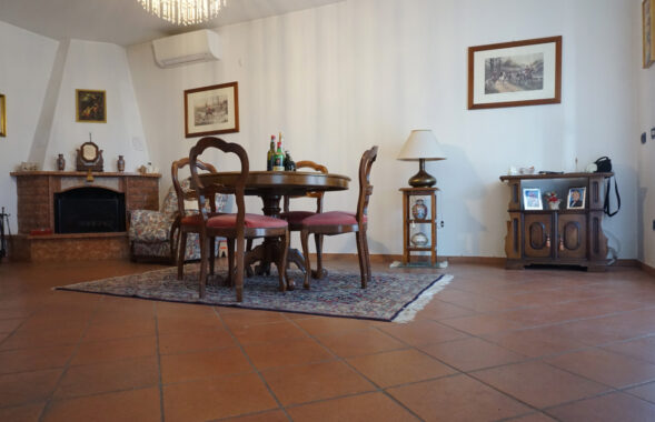 PORZIONE DI BIFAMILIARE CON GIARDINO E AMPIO PORTICATO