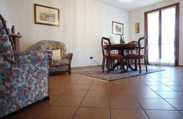 PORZIONE DI BIFAMILIARE CON GIARDINO E AMPIO PORTICATO