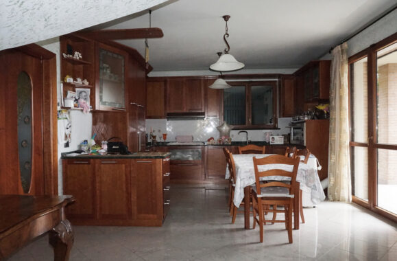 VILLA INDIPENDENTE CON GIARDINO