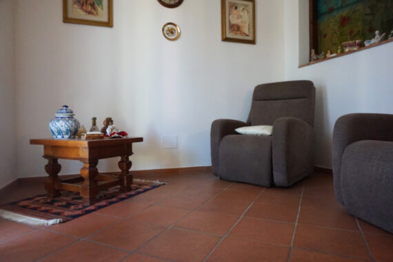 PORZIONE DI BIFAMILIARE CON GIARDINO E AMPIO PORTICATO