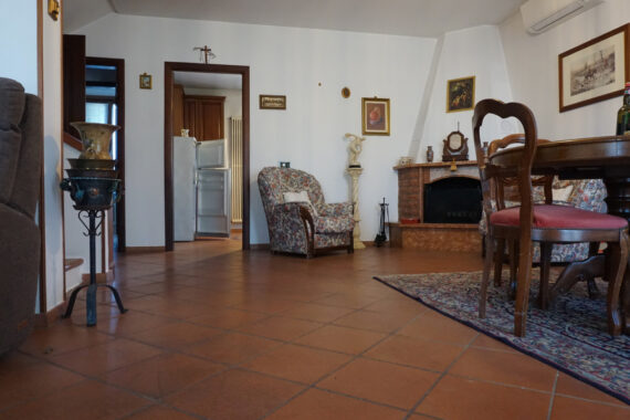 PORZIONE DI BIFAMILIARE CON GIARDINO E AMPIO PORTICATO