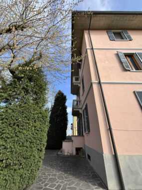 TRILOCALE IN TRIFAMILIARE CON AMPIO GIARDINO