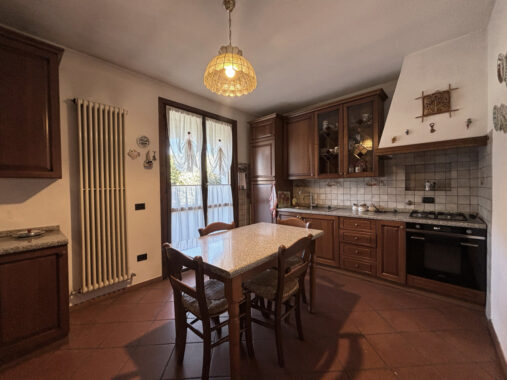 PORZIONE DI BIFAMILIARE CON GIARDINO E AMPIO PORTICATO