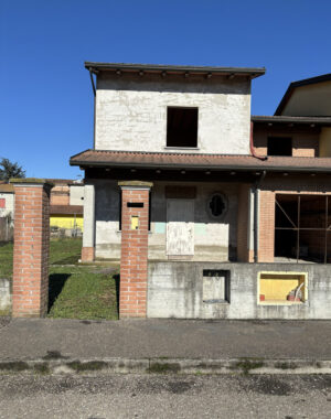 VILLETTA A SCHIERA DI TESTA CON GIARDINO AL GREZZO