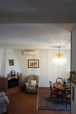 PORZIONE DI BIFAMILIARE CON GIARDINO E AMPIO PORTICATO