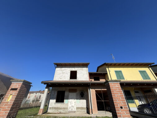 VILLETTA A SCHIERA DI TESTA CON GIARDINO AL GREZZO