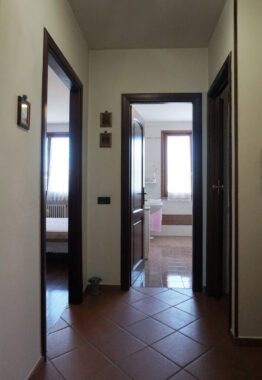 PORZIONE DI BIFAMILIARE CON GIARDINO E AMPIO PORTICATO