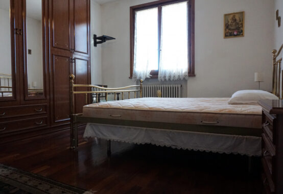 PORZIONE DI BIFAMILIARE CON GIARDINO E AMPIO PORTICATO