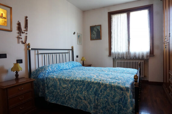 PORZIONE DI BIFAMILIARE CON GIARDINO E AMPIO PORTICATO