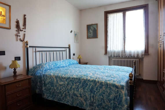 PORZIONE DI BIFAMILIARE CON GIARDINO E AMPIO PORTICATO