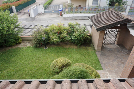 VILLA INDIPENDENTE CON GIARDINO