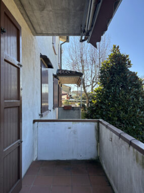 PORZIONE DI BIFAMILIARE CON GIARDINO E AMPIO PORTICATO