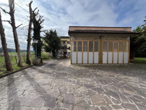 TRILOCALE IN TRIFAMILIARE CON AMPIO GIARDINO