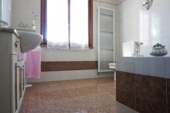 PORZIONE DI BIFAMILIARE CON GIARDINO E AMPIO PORTICATO