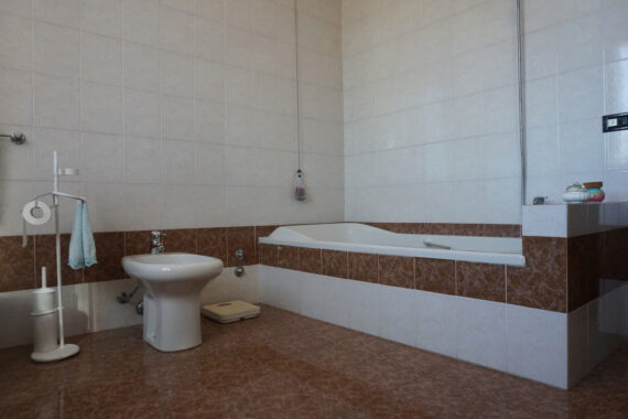 PORZIONE DI BIFAMILIARE CON GIARDINO E AMPIO PORTICATO