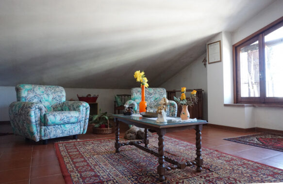 PORZIONE DI BIFAMILIARE CON GIARDINO E AMPIO PORTICATO