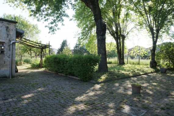 SPAZIOSO PENTALOCALE CON GIARDINO