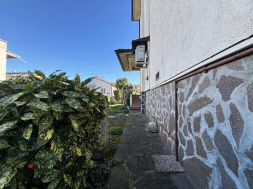 PORZIONE DI BIFAMILIARE CON GIARDINO E AMPIO PORTICATO