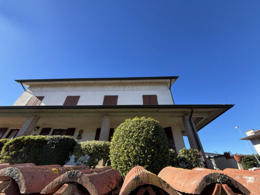 PORZIONE DI BIFAMILIARE CON GIARDINO E AMPIO PORTICATO