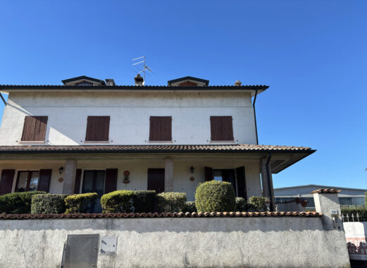 PORZIONE DI BIFAMILIARE CON GIARDINO E AMPIO PORTICATO