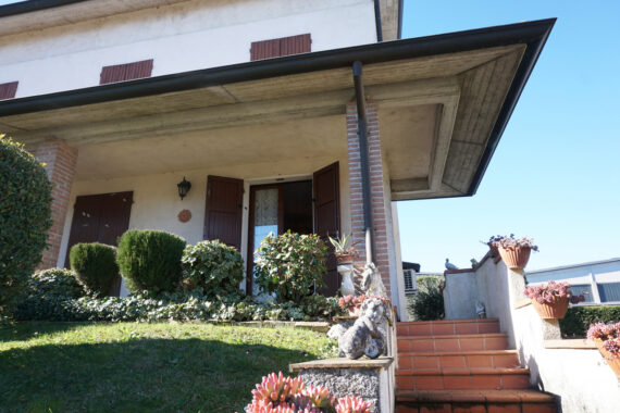 PORZIONE DI BIFAMILIARE CON GIARDINO E AMPIO PORTICATO