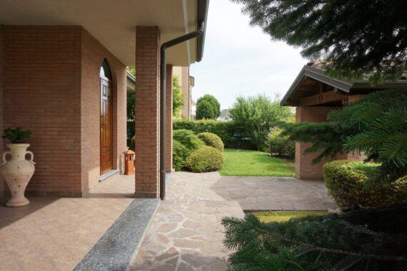 VILLA INDIPENDENTE CON GIARDINO