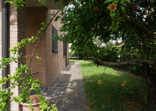 VILLA INDIPENDENTE CON GIARDINO