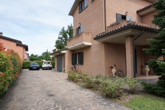 VILLA INDIPENDENTE CON GIARDINO