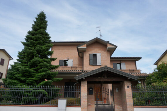 VILLA INDIPENDENTE CON GIARDINO