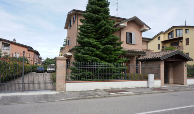 VILLA INDIPENDENTE CON GIARDINO