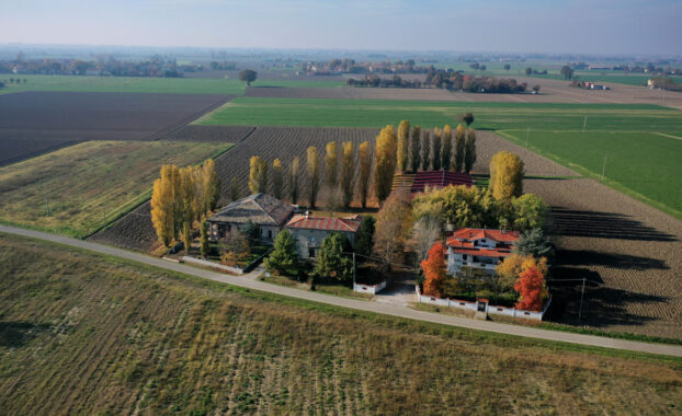 TRIFAMILIARE CON GIARDINO E FABBRICATO ACCESSORIO IN CAMPAGNA PARMENSE