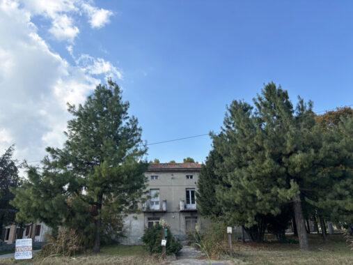 TRIFAMILIARE CON GIARDINO E FABBRICATO ACCESSORIO IN CAMPAGNA PARMENSE