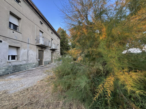 TRIFAMILIARE CON GIARDINO E FABBRICATO ACCESSORIO IN CAMPAGNA PARMENSE