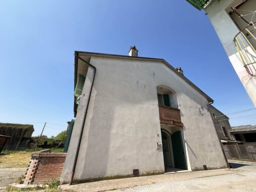 PORZIONE DI CASA A SCHIERA DI TESTA RISTRUTTURATA
