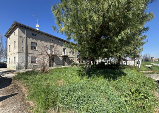 TRIFAMILIARE CON GIARDINO E FABBRICATO ACCESSORIO IN CAMPAGNA PARMENSE