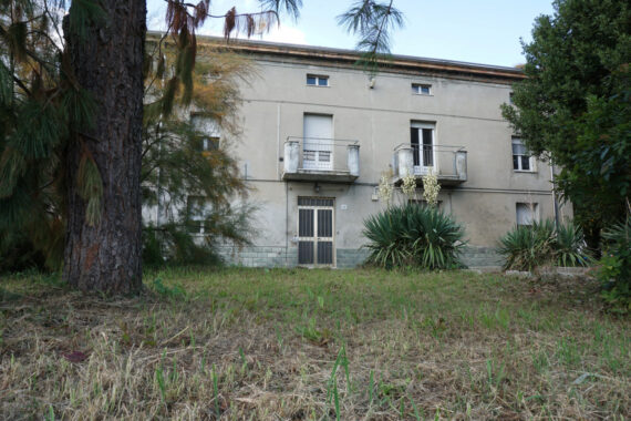 TRIFAMILIARE CON GIARDINO E FABBRICATO ACCESSORIO IN CAMPAGNA PARMENSE