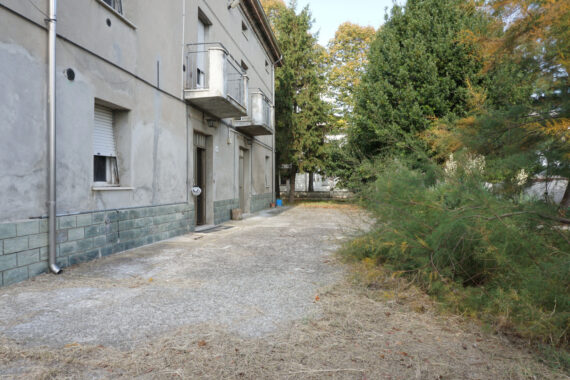 TRIFAMILIARE CON GIARDINO E FABBRICATO ACCESSORIO IN CAMPAGNA PARMENSE