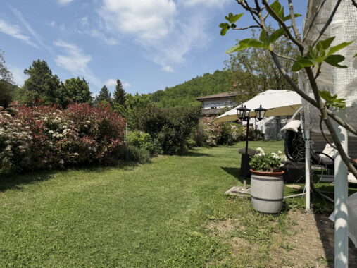 SPLENDIDA PORZIONE DI BIFAMILIARE CON AMPIO GIARDINO