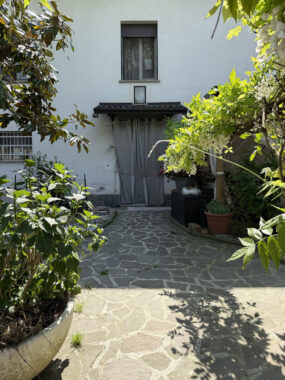 SPLENDIDA PORZIONE DI BIFAMILIARE CON AMPIO GIARDINO
