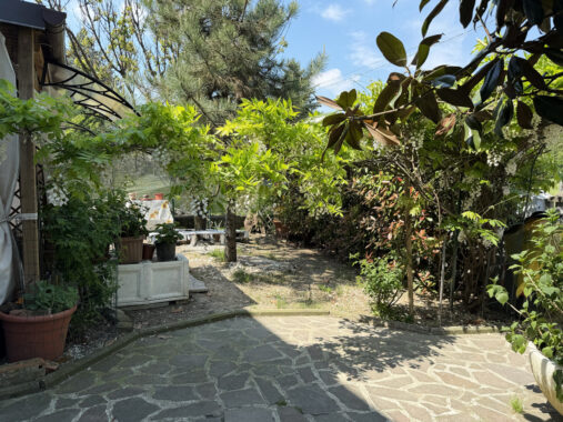 SPLENDIDA PORZIONE DI BIFAMILIARE CON AMPIO GIARDINO