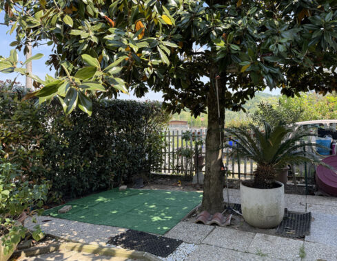 SPLENDIDA PORZIONE DI BIFAMILIARE CON AMPIO GIARDINO