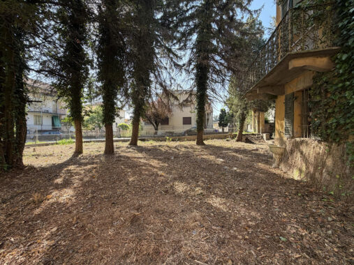 VILLA D’EPOCA CON GIARDINO
