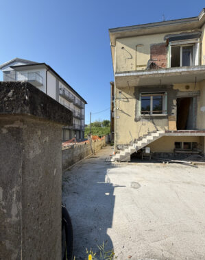 PORZIONE DI BIFAMILIARE AL GREZZO AVANZATO