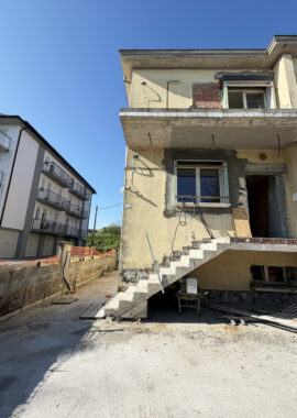 PORZIONE DI BIFAMILIARE AL GREZZO AVANZATO