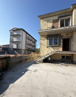 PORZIONE DI BIFAMILIARE AL GREZZO AVANZATO