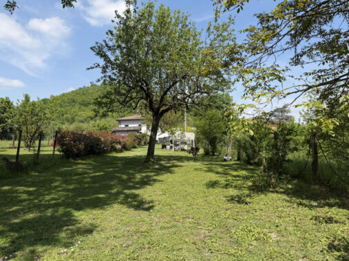 SPLENDIDA PORZIONE DI BIFAMILIARE CON AMPIO GIARDINO