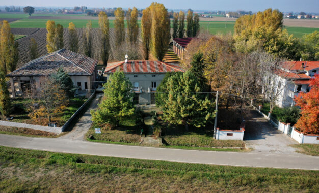 TRIFAMILIARE CON GIARDINO E FABBRICATO ACCESSORIO IN CAMPAGNA PARMENSE
